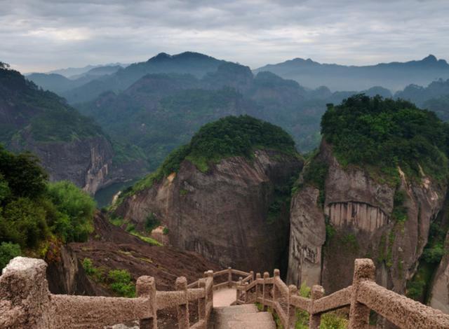 亚洲“最大”的巨石！竟在我国境内，有1000多级台阶，成知名景点