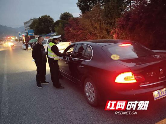 张家界交警:夜查酒驾醉驾 保持对交通违法行为严管态势