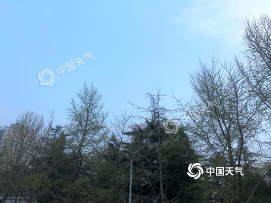 北京今晨天空晴朗。