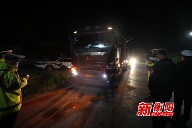 交通顽瘴痼疾集中整治:衡阳交警跨区域夜查 8起交通违法行为被查处