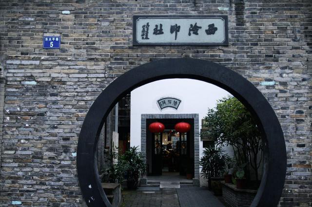 杭州最有名的美食街，不论白天夜晚都十分热闹，游客纷纷络绎不绝