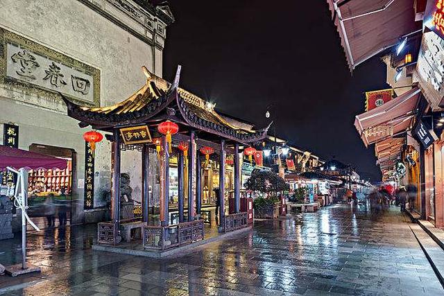 杭州最有名的美食街，不论白天夜晚都十分热闹，游客纷纷络绎不绝