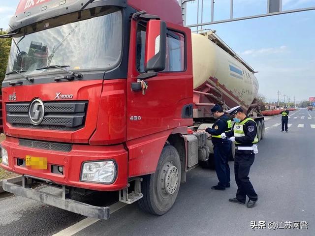 江苏无锡：“飓风行动”曝光台 | 酒驾、超载、改装车…宜兴交警严查道路交通违法行为