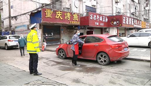 别再违停了!荆州交警开展交通违法整治行动
