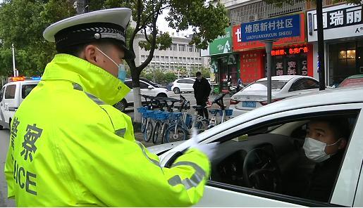 别再违停了!荆州交警开展交通违法整治行动