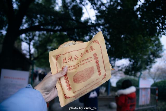 湖北荆州特有美食，两人协作才能完成，流传千年只能在街头吃到！