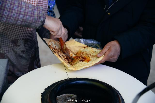 湖北荆州特有美食，两人协作才能完成，流传千年只能在街头吃到！