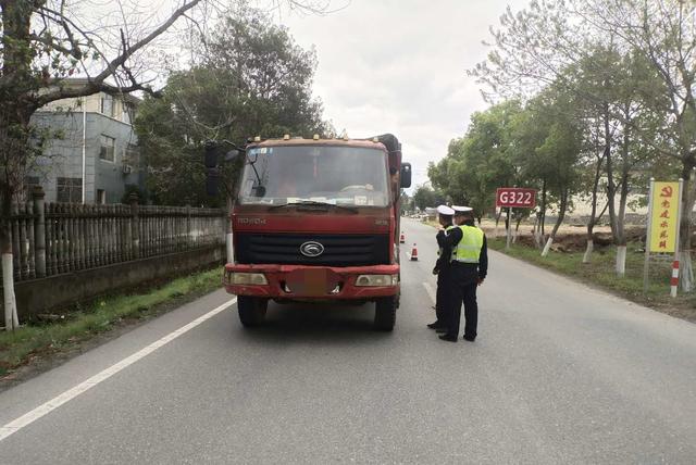 加强道路交通安保工作 守护清明节出行安全