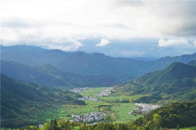 实拍中国最美乡村的春天，婺源万亩油菜花盛放，云海梯田天上人间