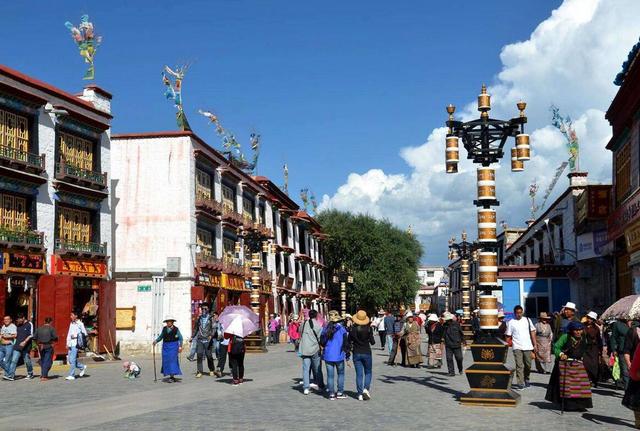 拉萨古城第一街八廓街，藏地风情浓郁，是来西藏的人必到之处