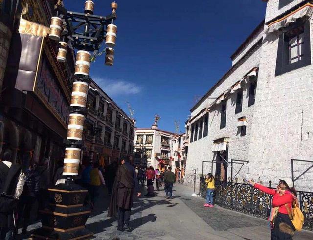 拉萨古城第一街八廓街，藏地风情浓郁，是来西藏的人必到之处