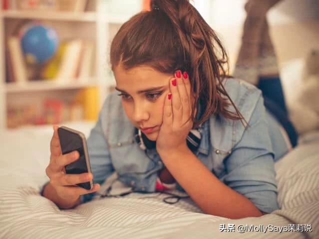 青少年健康问题:频繁使用社交媒体平台对青少年女孩们的健康影响