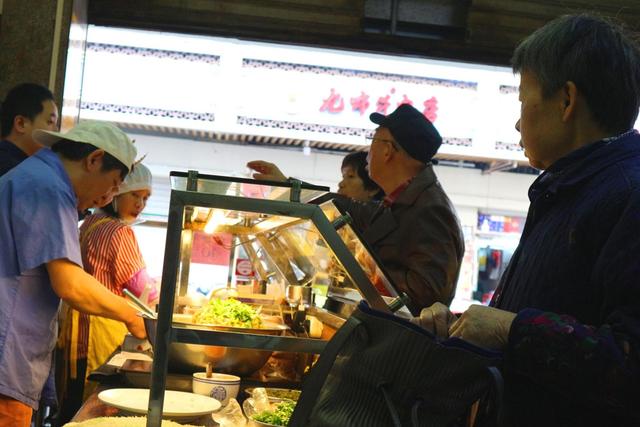 厦门这家小吃店,地道小吃一网打尽,像不像老国营食堂?