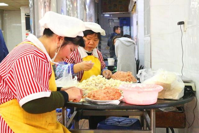 厦门这家小吃店,地道小吃一网打尽,像不像老国营食堂?