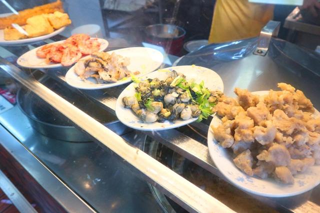 厦门这家小吃店,地道小吃一网打尽,像不像老国营食堂?