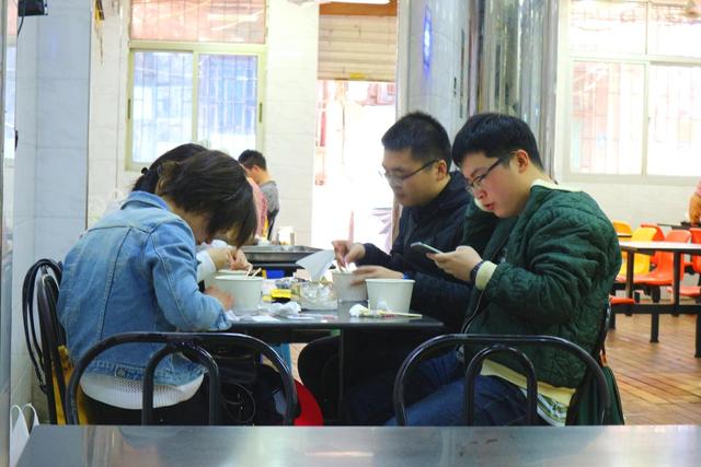 厦门这家小吃店,地道小吃一网打尽,像不像老国营食堂?