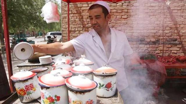 帅气小伙街边卖“缸缸肉”,旅客嫌脏不吃,老顾客:一年吃300天