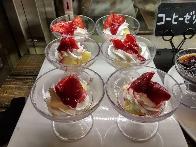 日本东京的肯德基自助餐厅,炸鸡等各种美食不限量