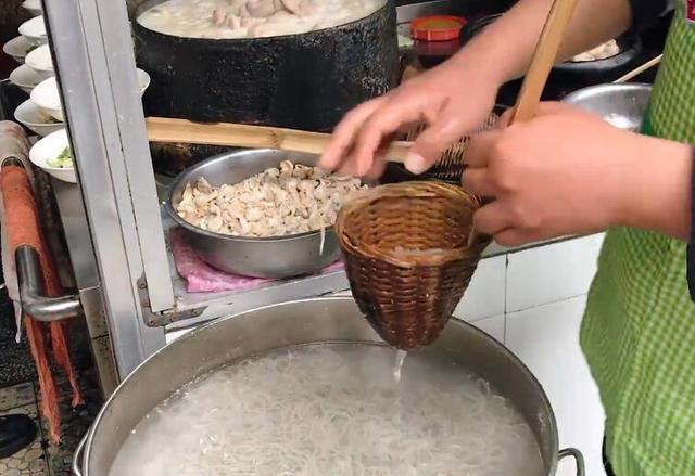 数名精壮大汉做肥肠粉，食客来晚了趴路边吃，谢霆锋来了也是这样