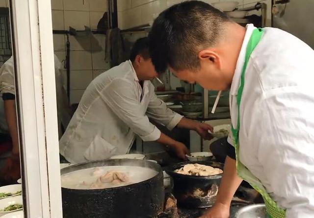 数名精壮大汉做肥肠粉,食客来晚了趴路边吃,谢霆锋来了也是这样