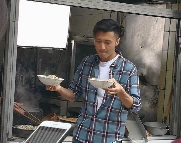数名精壮大汉做肥肠粉,食客来晚了趴路边吃,谢霆锋来了也是这样