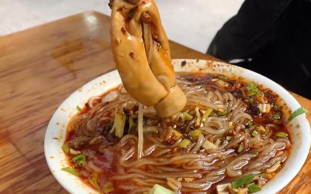 数名精壮大汉做肥肠粉,食客来晚了趴路边吃,谢霆锋来了也是这样