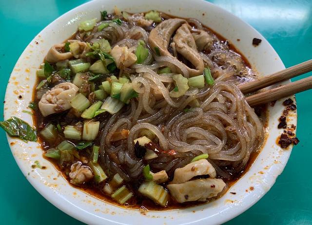 数名精壮大汉做肥肠粉,食客来晚了趴路边吃,谢霆锋来了也是这样