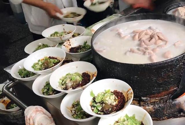 数名精壮大汉做肥肠粉，食客来晚了趴路边吃，谢霆锋来了也是这样