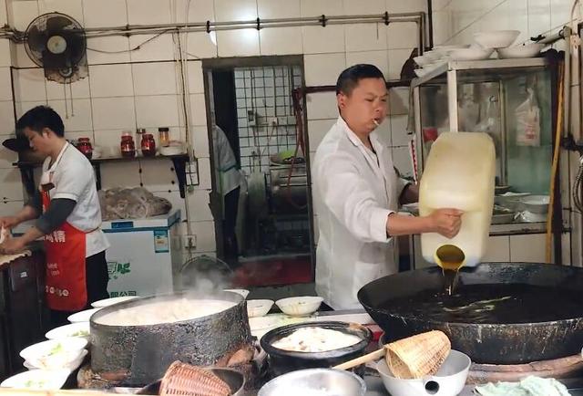 数名精壮大汉做肥肠粉,食客来晚了趴路边吃,谢霆锋来了也是这样