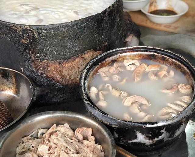 数名精壮大汉做肥肠粉,食客来晚了趴路边吃,谢霆锋来了也是这样