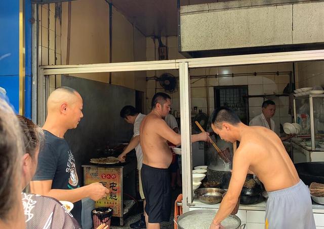 数名精壮大汉做肥肠粉,食客来晚了趴路边吃,谢霆锋来了也是这样