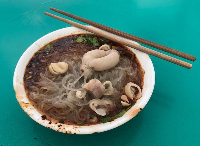 数名精壮大汉做肥肠粉,食客来晚了趴路边吃,谢霆锋来了也是这样