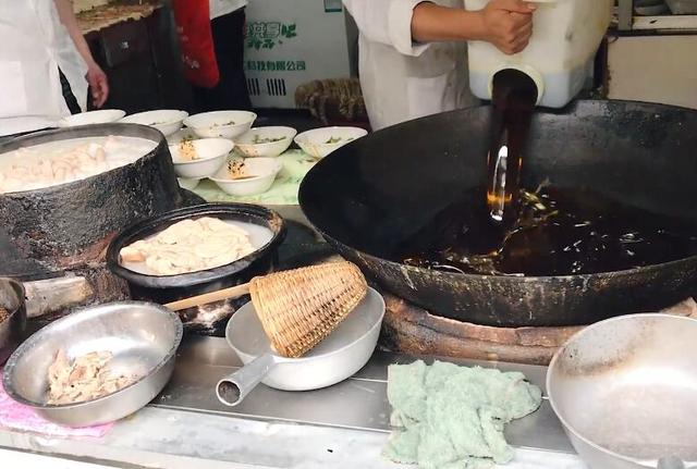 数名精壮大汉做肥肠粉,食客来晚了趴路边吃,谢霆锋来了也是这样