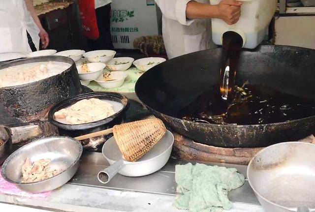 数名精壮大汉做肥肠粉，食客来晚了趴路边吃，谢霆锋来了也是这样