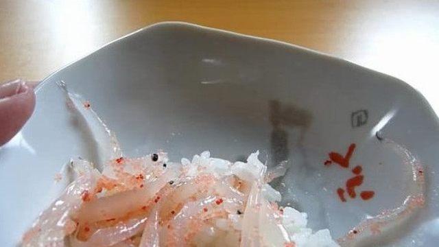 日本的美食分量未免小了点，买了份银鱼吃不到3口就完了