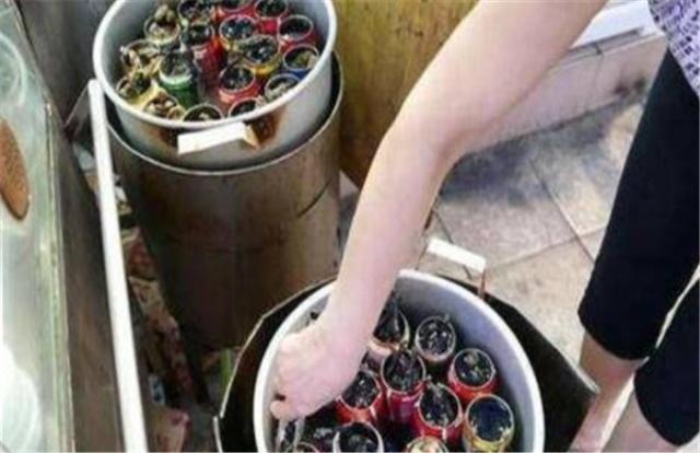越南街头的“黑暗”小吃，制作方法罕见，每天用掉300个易拉罐！