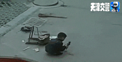 看过这组交通安全动图,过马路再也不敢不拉紧孩子的手了
