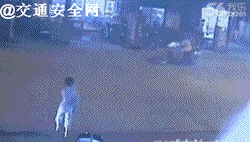 看过这组交通安全动图,过马路再也不敢不拉紧孩子的手了