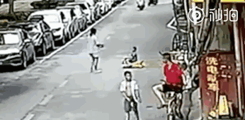 看过这组交通安全动图,过马路再也不敢不拉紧孩子的手了