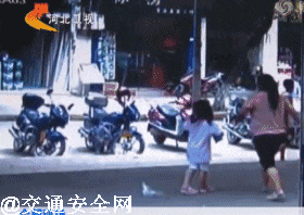 看过这组交通安全动图,过马路再也不敢不拉紧孩子的手了