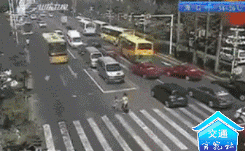 看过这组交通安全动图,过马路再也不敢不拉紧孩子的手了