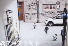 看过这组交通安全动图,过马路再也不敢不拉紧孩子的手了