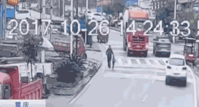 看过这组交通安全动图,过马路再也不敢不拉紧孩子的手了