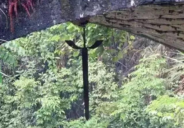 贵州古桥下挂着一把斩龙剑,200年来唾手可得,为何至今无人敢取?