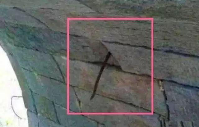 贵州古桥下挂着一把斩龙剑,200年来唾手可得,为何至今无人敢取?