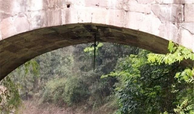 贵州古桥下挂着一把斩龙剑，200年来唾手可得，为何至今无人敢取？
