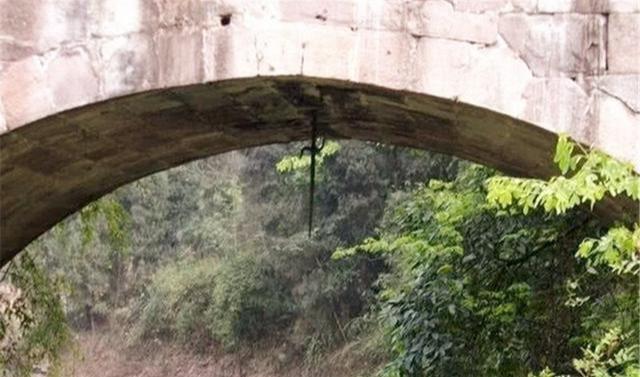 贵州古桥下挂着一把斩龙剑,200年来唾手可得,为何至今无人敢取?