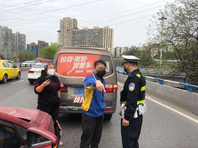 两车抢道发生碰撞  民警：交通规则要牢记