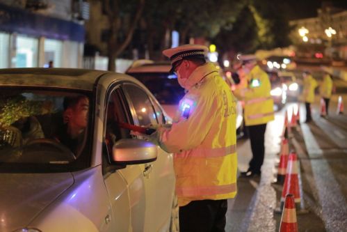 宁德交警组织开展夜查酒驾行动