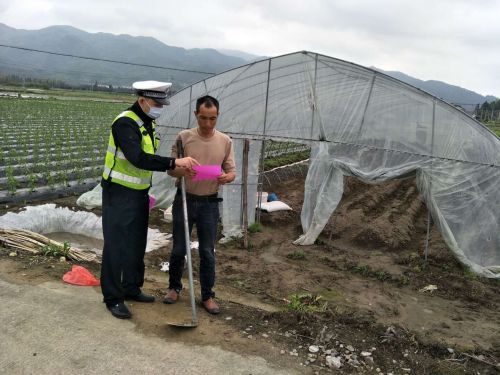 南平交警深入农村开展清明节前交通安全宣传